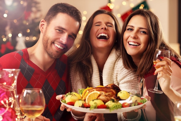 grupo de amigos celebrando la navidad en casa