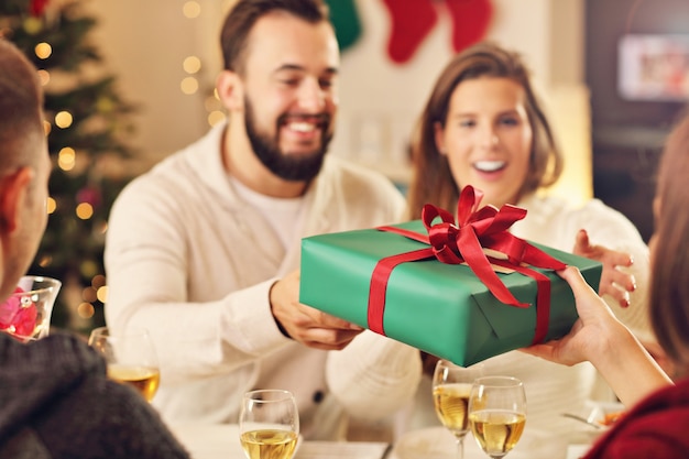 grupo de amigos celebrando la navidad en casa