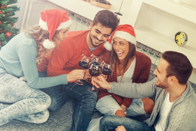 Grupo de amigos celebrando la Navidad en casa