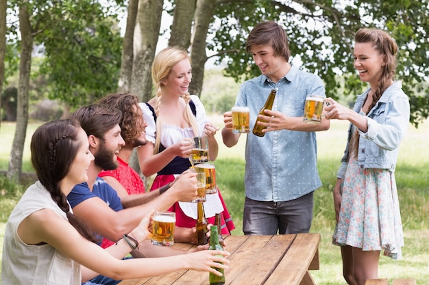 Grupo de amigos celebrando el oktoberfest