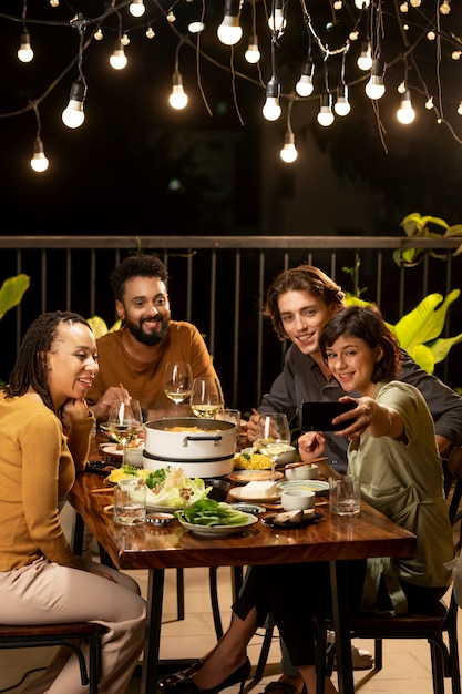 Foto grupo de amigos cenando