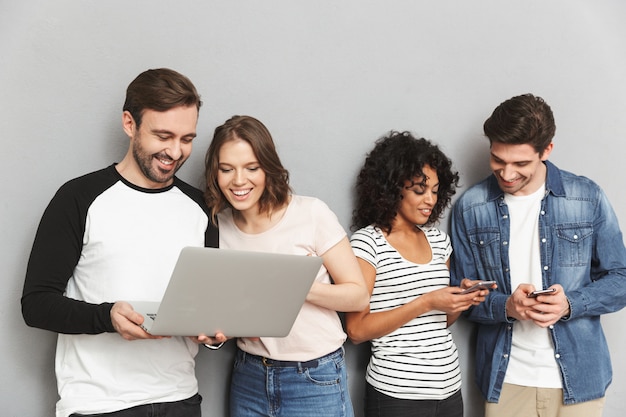 Grupo de amigos charlando por teléfonos móviles.