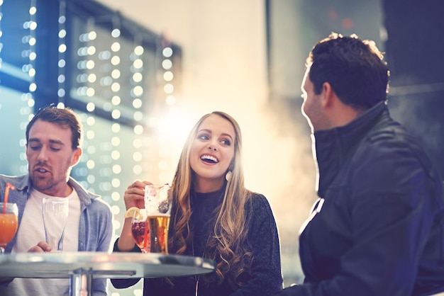 Grupo de amigos y club nocturno con bebidas alcohólicas o conversación relajada para el fin de semana divertida cóctel o evento Hombres mujer y fiesta concierto o celebración de cumpleaños para socializar años nuevos o reunión