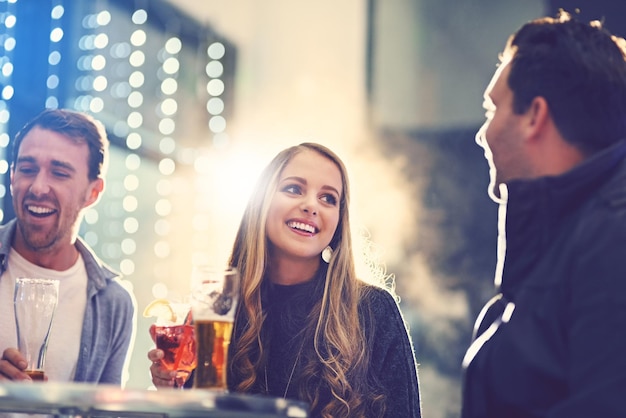 Grupo de amigos y club nocturno con cerveza o relajarse conversación para el fin de semana divertido cóctel o evento hombres mujer y fiesta concierto o celebración de cumpleaños con reunión social charla año nuevo o reunión
