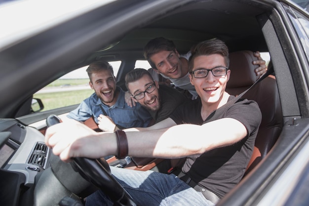 Grupo de amigos en coche en viaje por carretera. viaje conjunto