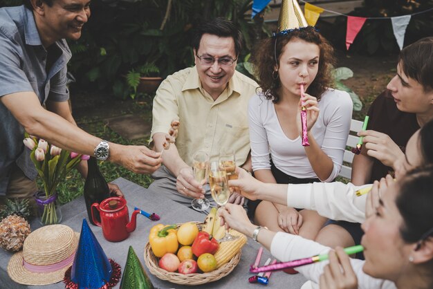 Grupo, amigos, de, sênior, e, jovem, feliz, e, divertimento, em, partido, com, champanhe, casa, jardim