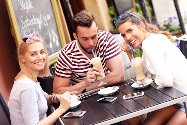 grupo de amigos, descansar, en, un, café al aire libre