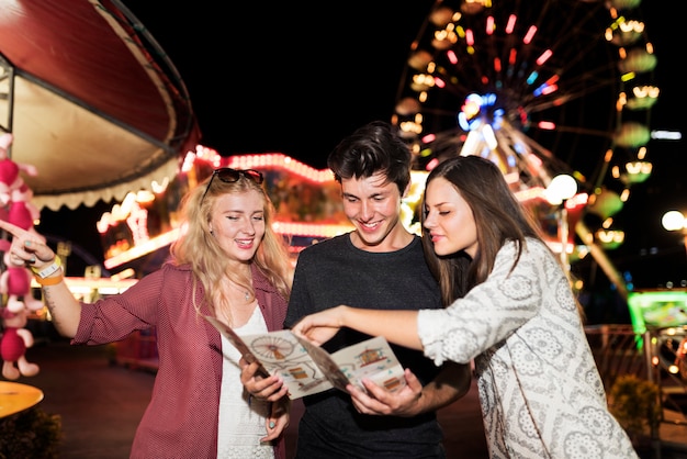 Un grupo de amigos disfruta del parque de atracciones.