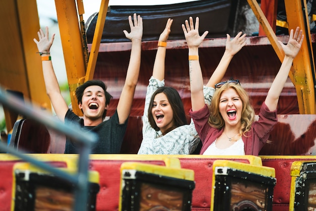 Foto un grupo de amigos disfruta del parque de atracciones.