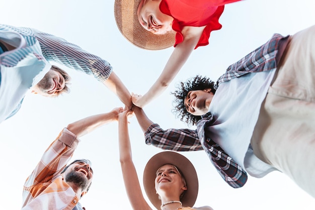 Grupo de amigos disfrutan juntos el verano