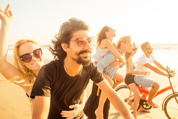 Grupo de amigos disfrutando del atardecer en Goa India