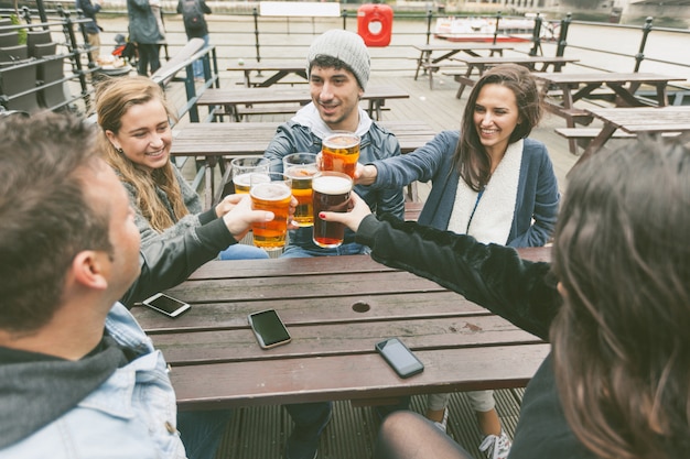 Grupo de amigos disfrutando de una cerveza en un pub en Londres