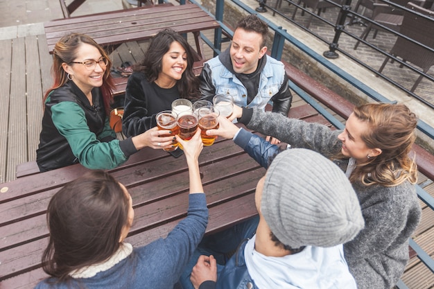 Grupo de amigos disfrutando de una cerveza en un pub en Londres