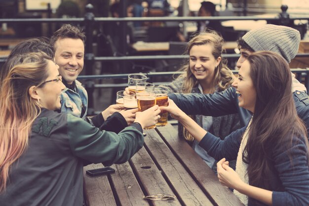 Grupo de amigos disfrutando de una cerveza en un pub en Londres