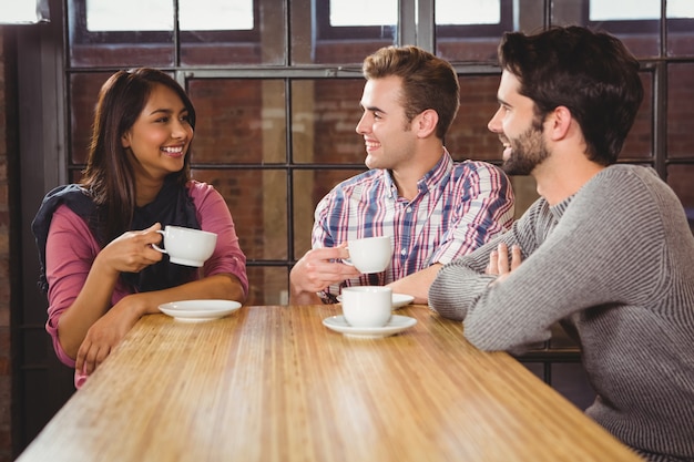 Foto grupo de amigos disfrutando de un desayuno