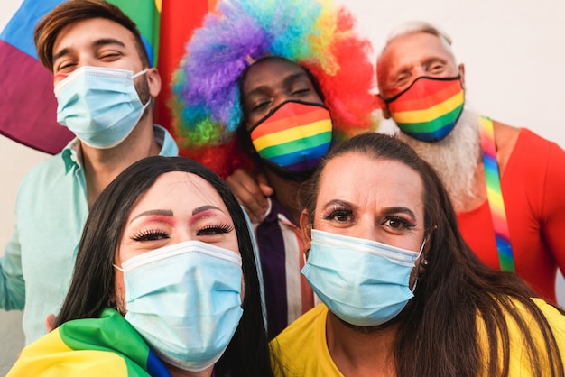 Grupo de amigos disfrutando del desfile LGBT tomándose una selfie durante el brote de coronavirus