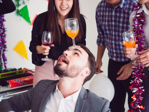 Grupo de amigos disfrutando de la fiesta en casa, fiesta después del trabajo.