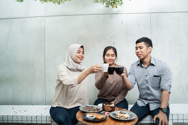 Grupo de amigos disfrutando juntos en la cafetería