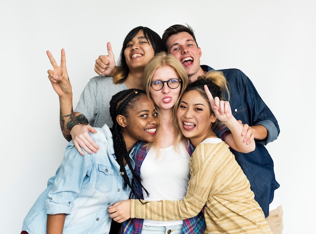 Un grupo de amigos diversos aislados en el fondo blanco