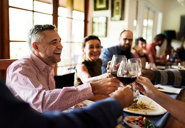 Grupo de amigos diversos están celebrando juntos