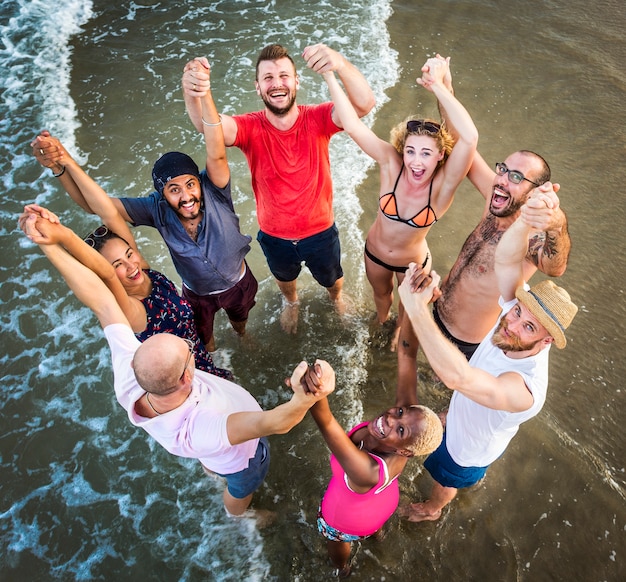 Grupo de amigos diversos se están reuniendo