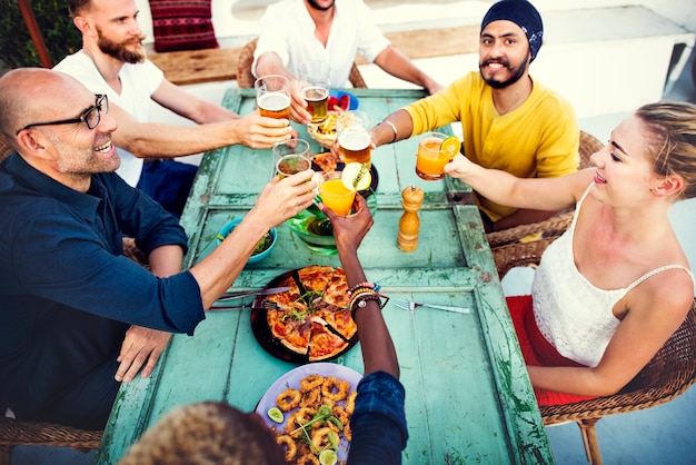 Grupo de amigos diversos se están reuniendo