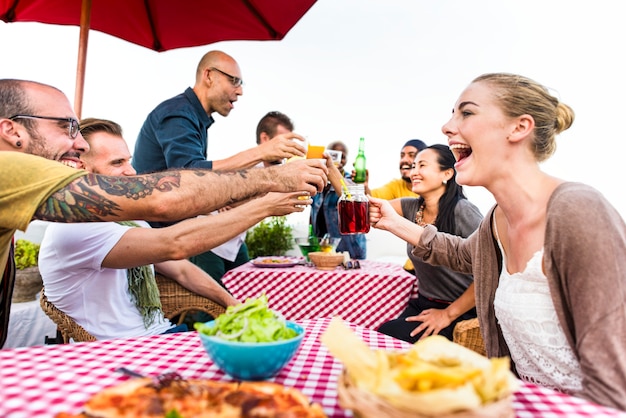 Grupo de amigos diversos se están reuniendo