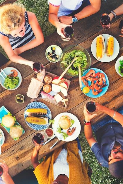 Grupo de amigos diversos se están reuniendo