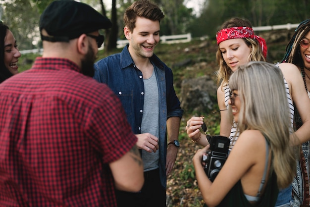 Grupo de amigos diversos que se divierten juntos