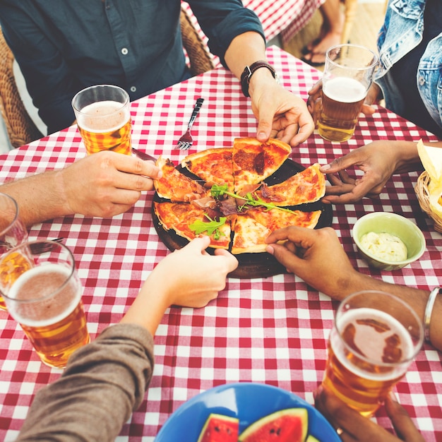 Grupo de amigos diversos se reúnen