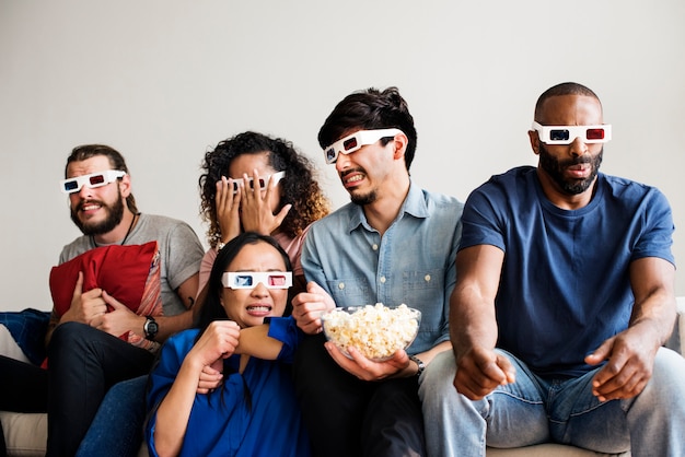 Grupo de amigos diversos viendo películas en 3D juntos.