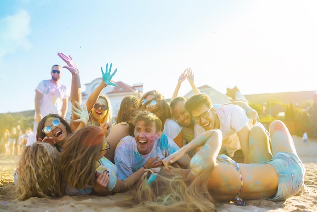 Un grupo de amigos se divierten bailando en el festival de Holi fiesta de playa de primavera amistad ocio unión