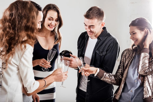 Un grupo de amigos se divierten y beben champán. ambiente de fiesta