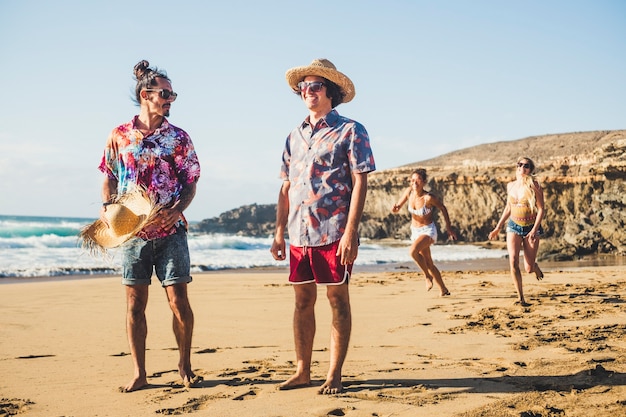 Grupo de amigos se divierten juntos en la playa.