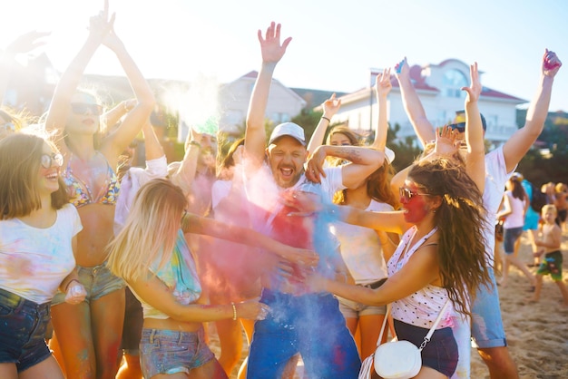 grupo de amigos diviértete bailando en el festival holi Spring Beach Party Amistad Ocio Togethe