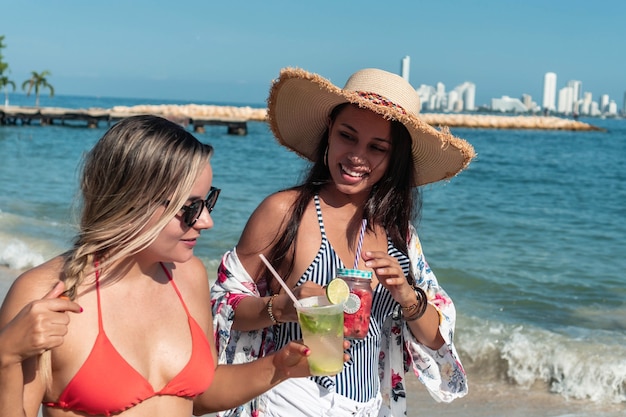 Grupo de amigos divirtiéndose al aire libre en la playa