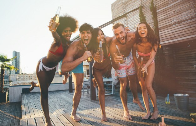 Grupo de amigos divirtiéndose en la azotea de un hermoso ático