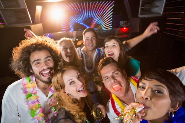 Foto grupo de amigos divirtiéndose en el bar