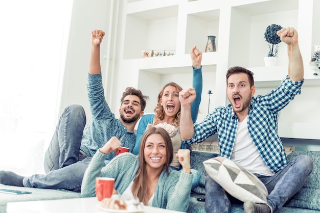 Grupo de amigos divirtiéndose en casa