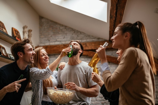 Grupo de amigos divirtiéndose en casa