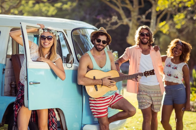 Grupo de amigos divirtiéndose en el festival de música