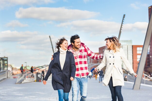 Grupo de amigos divirtiéndose en Hamburgo