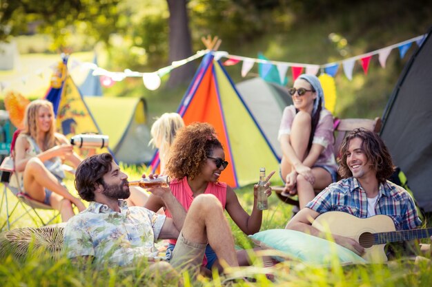 Grupo de amigos divirtiéndose juntos en el campamento