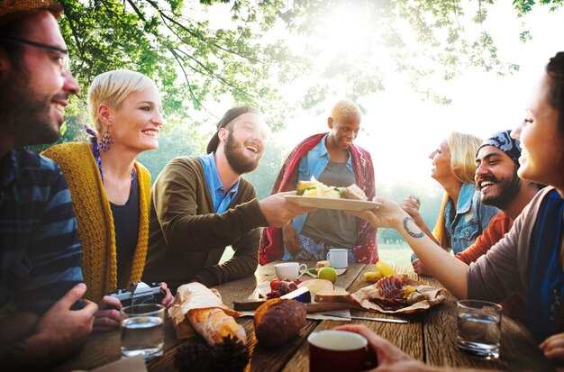 Grupo de amigos divirtiéndose juntos