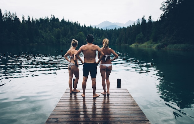 Grupo de amigos divirtiéndose en el lago por la mañana