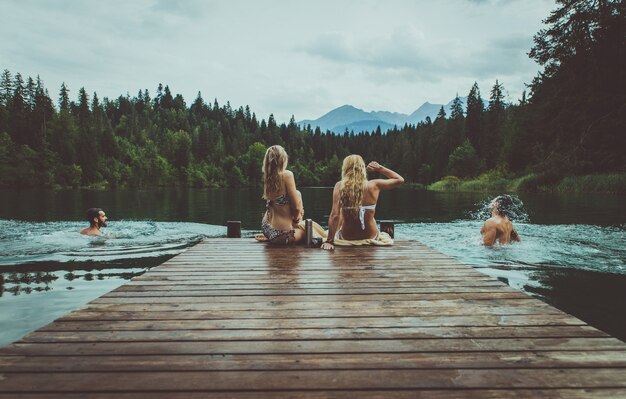 Grupo de amigos divirtiéndose en el lago por la mañana