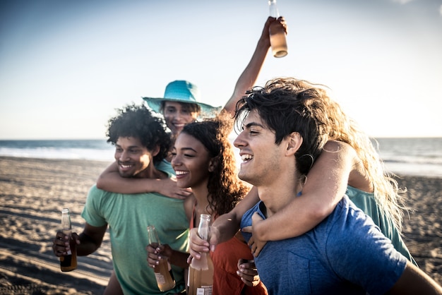 Grupo de amigos divirtiéndose en la orilla del mar