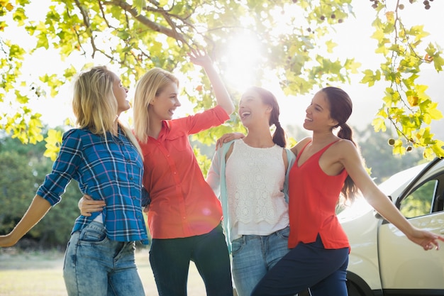 Grupo de amigos divirtiéndose en el parque