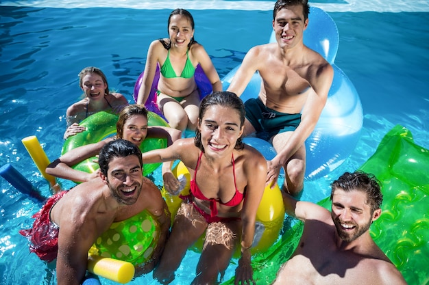 Grupo de amigos divirtiéndose en la piscina