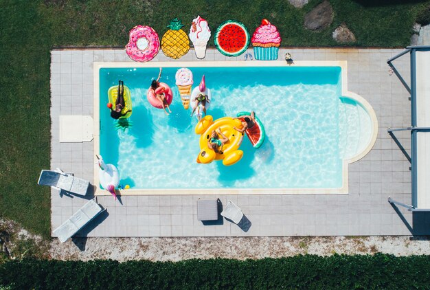 grupo de amigos divirtiéndose en la piscina